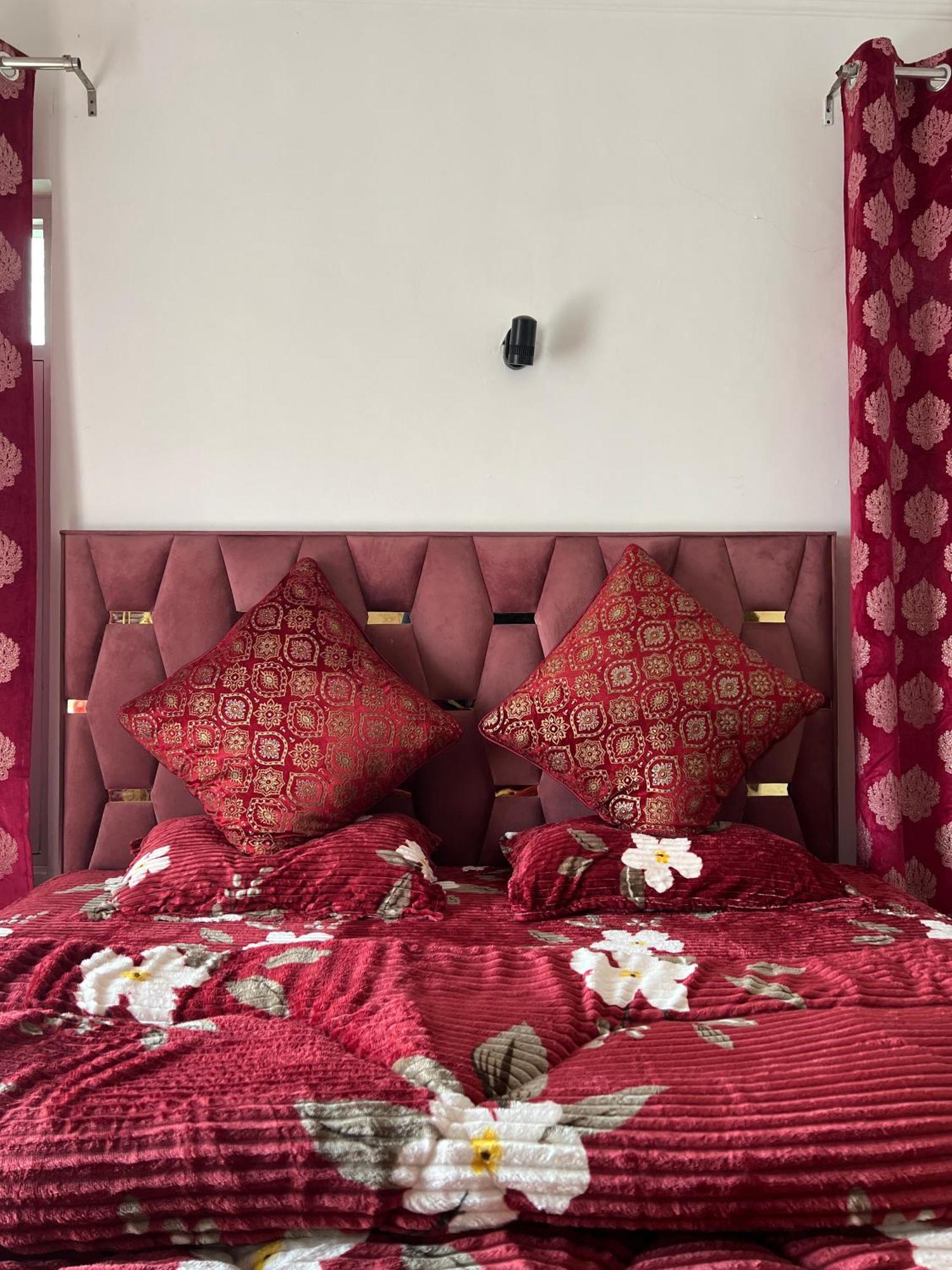 Srīnagar Meer Mansion Homestay מראה חיצוני תמונה